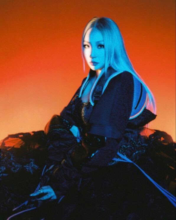 BaddestFemaleCL's tweet photo. HOT ISSUE’s Hyeong Shin chose CL as her role model during the group showcase debut 

https://t.co/5rIuIailuW

 #CL #씨엘 @chaelinCL https://t.co/zM6uVGOWNG