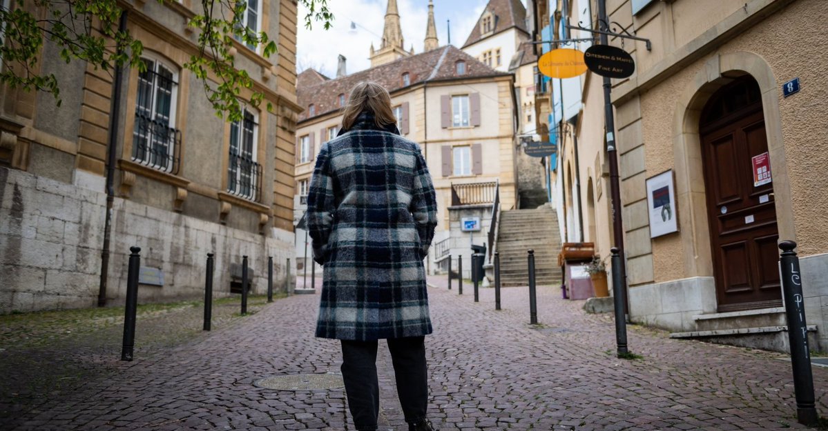 arcinfo's tweet photo. #NEUCHATEL «J'étais la chouchou de cette star de la chanson française.» Natacha et 14 autres victimes d'agressions sexuelles témoignent, alors que la redéfinition du #viol fait débat dans le pays. Tout est ici 
➡️ https://t.co/t9dKhzpgZz 
@Etat_Neuchatel @VickyHuguelet https://t.co/j057wWkyTq
