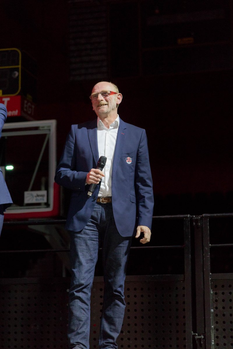 𝑯𝒂𝒑𝒑𝒚 𝑩𝒊𝒓𝒕𝒉𝒅𝒂𝒚 𝒕𝒐 𝒚𝒐𝒖𝒖𝒖𝒖𝒖... Aujourd'hui c'est l'anniversaire de notre Directeur sportif : Frédéric Sarre 🎉🥳
60 bougies ! Et autant d’années à enrichir tous ceux qui ont croisé son chemin 🙌