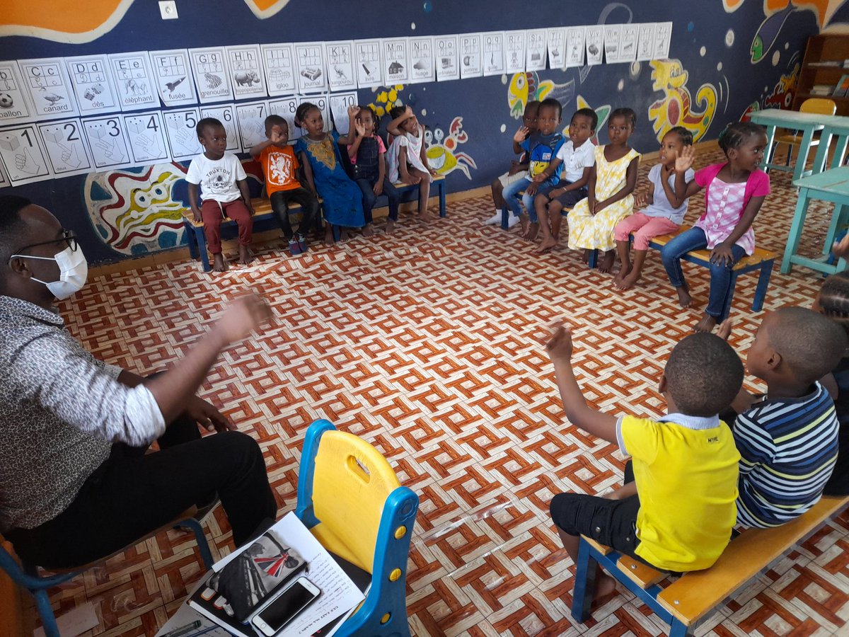 ac_mayotte's tweet photo. ▶️ Visite du recteur à l'école #maternelle de Doujani dans le cadre du dispositif #classeitinerante.
➡️ Dispositif d'#intégration progressive.
👉 8 grpes/150 élèves en alternance quelques jours/semaine.
⭕ Objectif: #scolariser un maximum d'#élèves malgré le manque de place. https://t.co/TO8HClW1EI