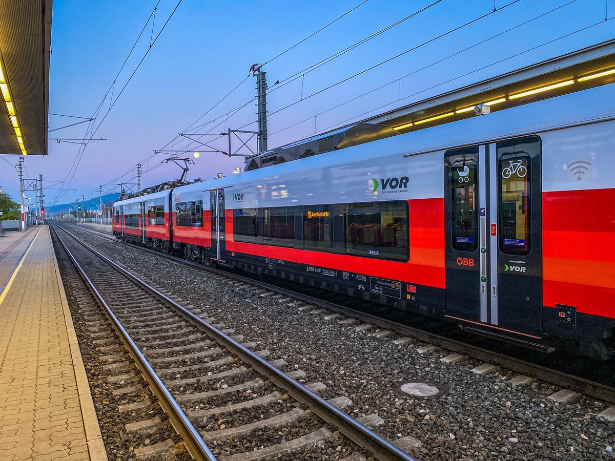 paulgregor23's tweet photo. #gutenmorgen mit #vollmond #cityjet #vormobility @unsereOEBB @bmk_infothek @VCOE_AT https://t.co/xp947D11TH