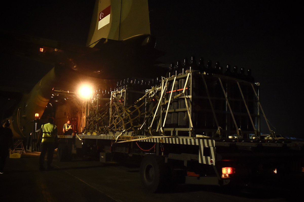 MFAsg's tweet photo. The Singapore Government has sent a consignment of oxygen cylinders to support India’s pandemic response. @TheRSAF will transport the cylinders on board two C-130 aircraft from Singapore to West Bengal, India.

https://t.co/nDWogq6qzM https://t.co/pdK04o0uMe