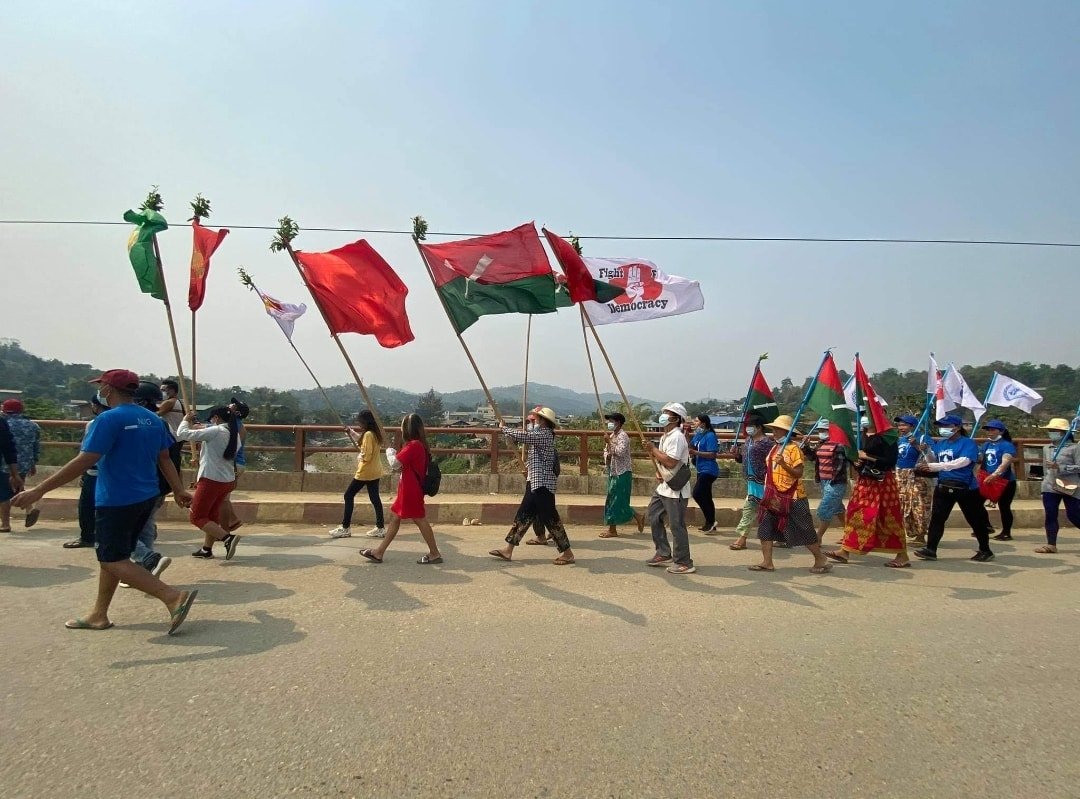 siraveller's tweet photo. Pro-democracy protestors marching in solidarity with various flags &amp; strongly condemning brutal terrorists in Sine-Taung village, Hpakant Tsp.
GIVE BACK INTERNET
#Apr28Coup
#InternetShutdown
#WhatsHappeningInMyanmar https://t.co/DqKqvKzUC8