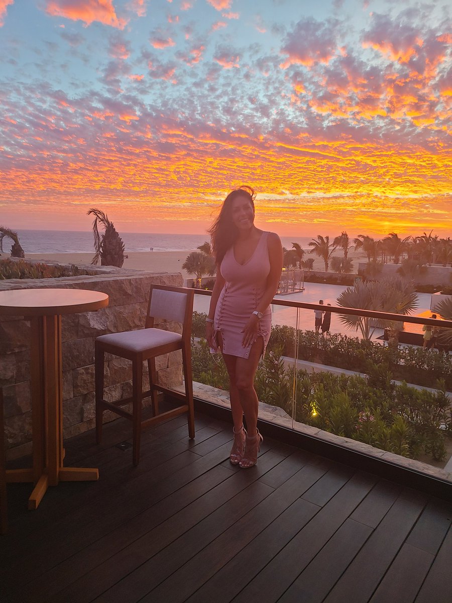 WhisperingDENKC's tweet photo. #nobucabosanlucas #nobu #sunsets #pacificside #oceanfront #bestdinnerwithfriends #solopic https://t.co/bGI3j2NGCd