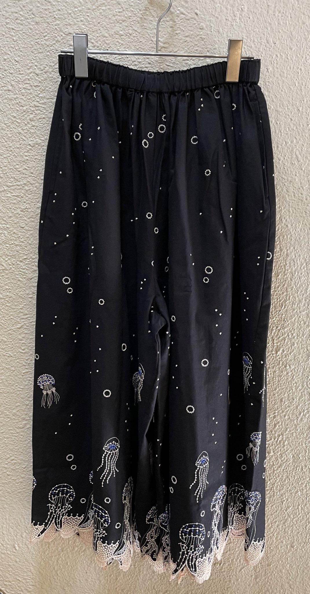 Marble Sud 自由が丘店 昨日のクラゲlaceトップスの入荷に続き ワンピース とハカマpantsも入荷しました 既に入荷からお問い合わせ多数頂いております ワンピースは単体で着ても丁度良い丈感で着て頂けてオススメです まっすーやっちゃん マーブル