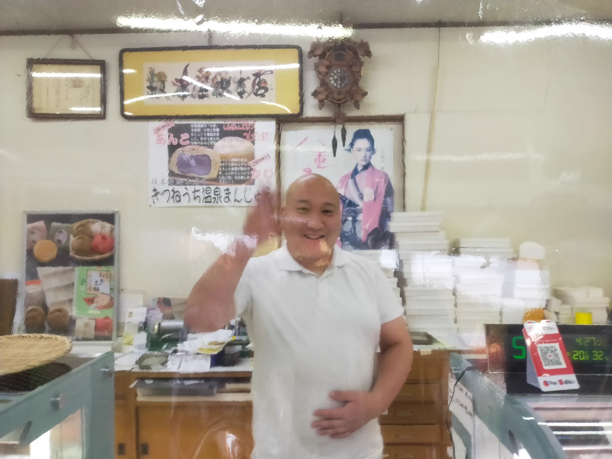 チャイムが壊れている菓子店では？バチで太鼓を叩くと陽気な跡継ぎが出てくるwww