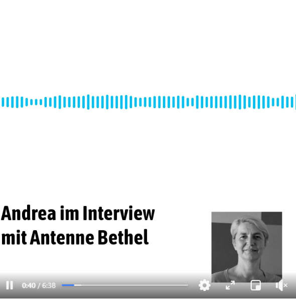 PIKSLTEAM's tweet photo. Unsere Kollegin Andrea vom #PIKSL Labor #Dortmund war zu Besuch beim Betheler Radiosender Antenne Bethel. 
Herausgekommen ist ein toller Podcast rund um das Thema VR.  
Reinhören lohnt sich! 
📻https://t.co/yKqaeFZpII https://t.co/DtKypOXeBW