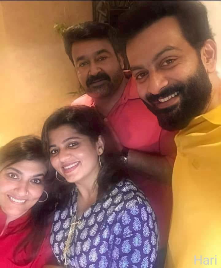 PrithviOfficial's tweet photo. Happy Anniversary chetan and chechi! ❤️❤️❤️ @Mohanlal https://t.co/eXbdJhCUHh