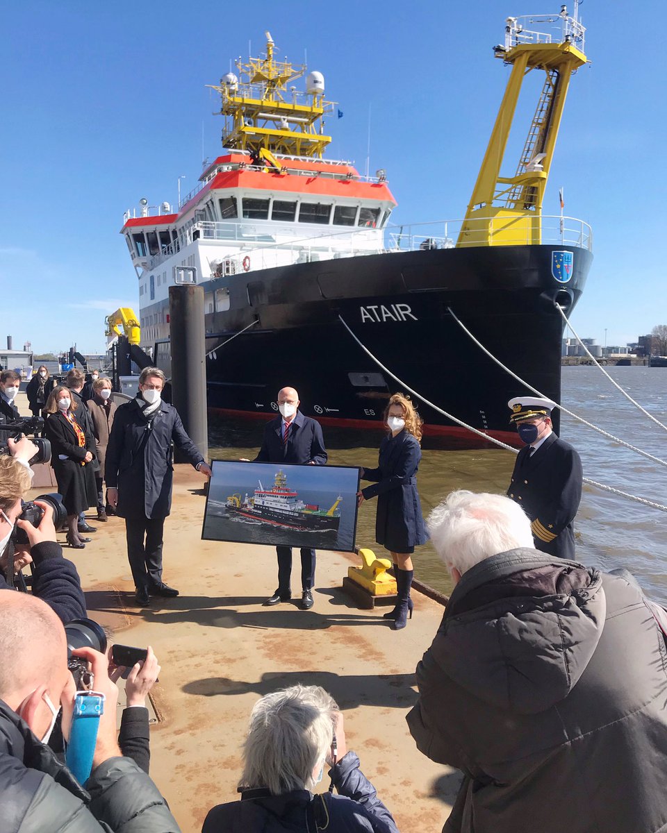 ingathomas's tweet photo. Neues Flaggschiff für das #BSH in #Hamburg. BM @AndiScheuer: „Hochvernetzt, umweltfreundlich und extrem leise: Die #ATAIR ist ein Labor, eine schwimmende Forschungsinsel. Sie sucht nach Wracks, vermisst den Meeresgrund, erfasst Luftschadstoffe und Schiffsemissionen.“ @BMVI https://t.co/GuY0vq9TPG