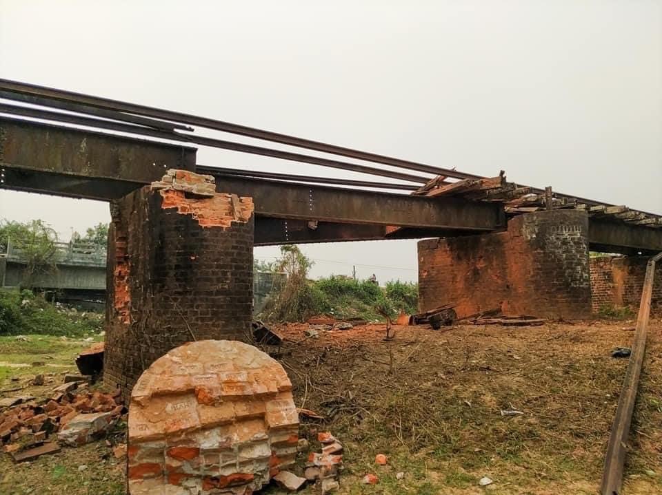 IrrawaddyNews's tweet photo. Two bridges blasted in Hopin

Two bridges—one railroad bridge and a concrete road bridge—just outside Hopin Township in #Kachin State’s Mohnyin District were attacked with explosives at around 11.30 p.m. on Tuesday. (Photo: CJ) #WhatsHappeningInMyanmar https://t.co/kCr4hnzNjB