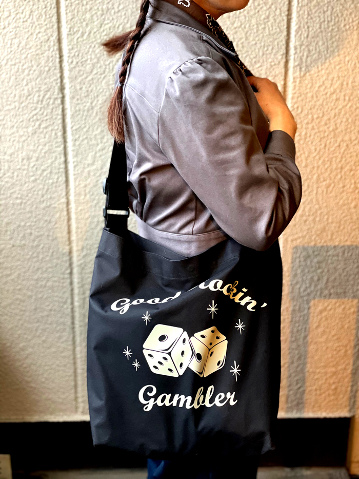 Akko_Motoyoshi's tweet photo. 雨にも負けないタフなアイテム!!オリジナルBIGショルダーバッグ「ギャンブラーダイス」/Shoulder Bag「Gambler Dice」再入荷致しました♪  https://t.co/rxbRw6eCnj @Akko_Motoyoshi #GOODROCKIN  #ショルダーバッグ #ロックンロール #サイコロ #ロカビリー https://t.co/OvJ57VN2lU