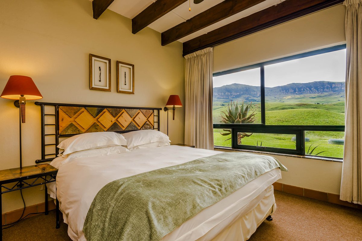 AlpineHeathR's tweet photo. With 100 units, these newly refurbished 6-sleeper chalets each offers private braai facilities, a comfortable lounge, kitchen and dining area. Your chalet also includes a fireplace and patio, plus the convenience of a telephone, satellite TV and good cellular reception. https://t.co/NiPTuppv40