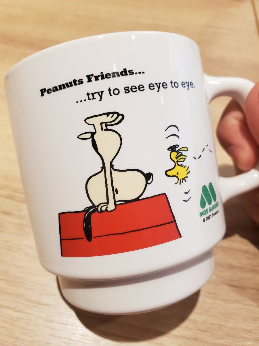 ট ইট র しらたま ユニバ大好き モスバーガーのスヌーピーのマグカップゲット 逆立ちしてるからひっくり返しても可愛い ハンバーガーの包み紙もシートも全部スヌーピー スヌーピーがいっぱいいて大満足でしたぁ スヌーピー モスバーガー