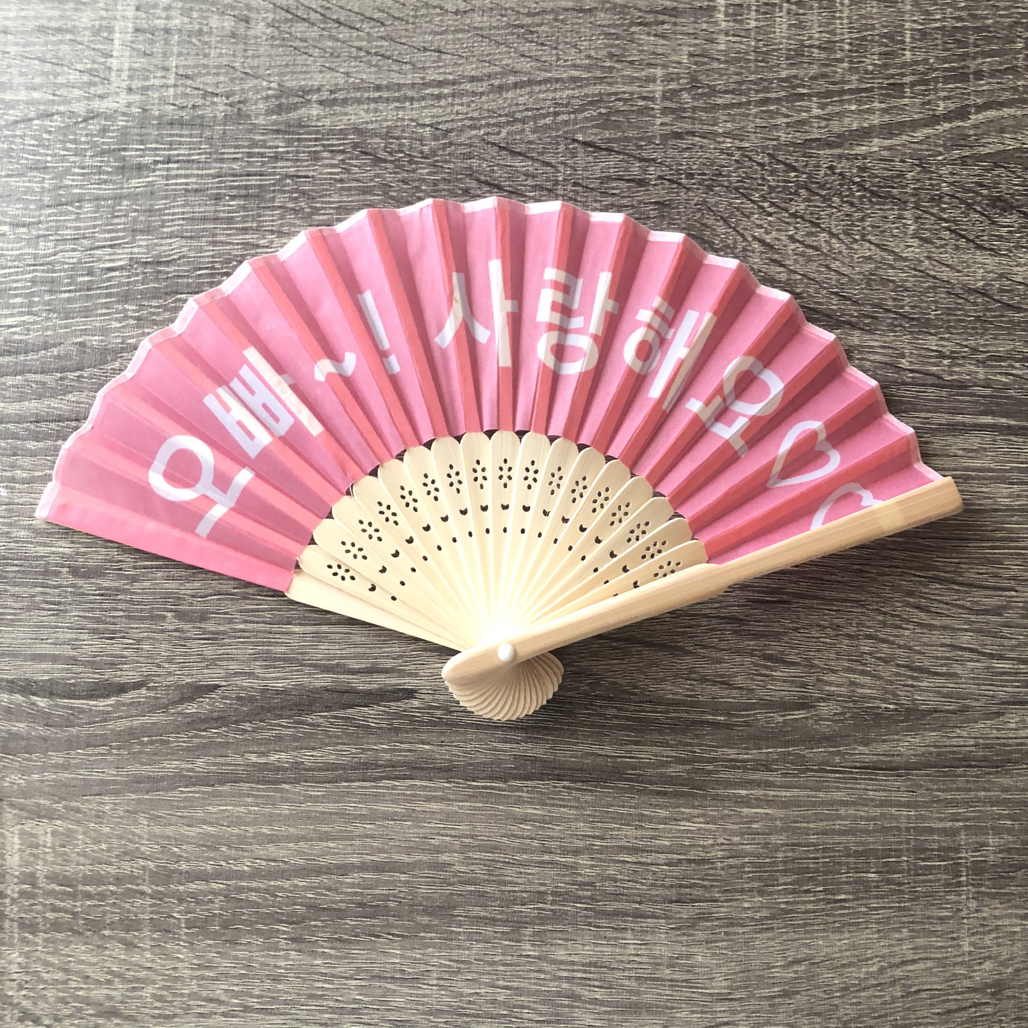 Koko すもーるつりー くも型ランドリーピンチ セリアで5個100円で売っています こちらもお安いですね ありがたいお値段です テープを貼りました 貼るの難しい 上手く貼れない 両面ツルツルで面が広いので ソンムルで頂いたシールを貼っても