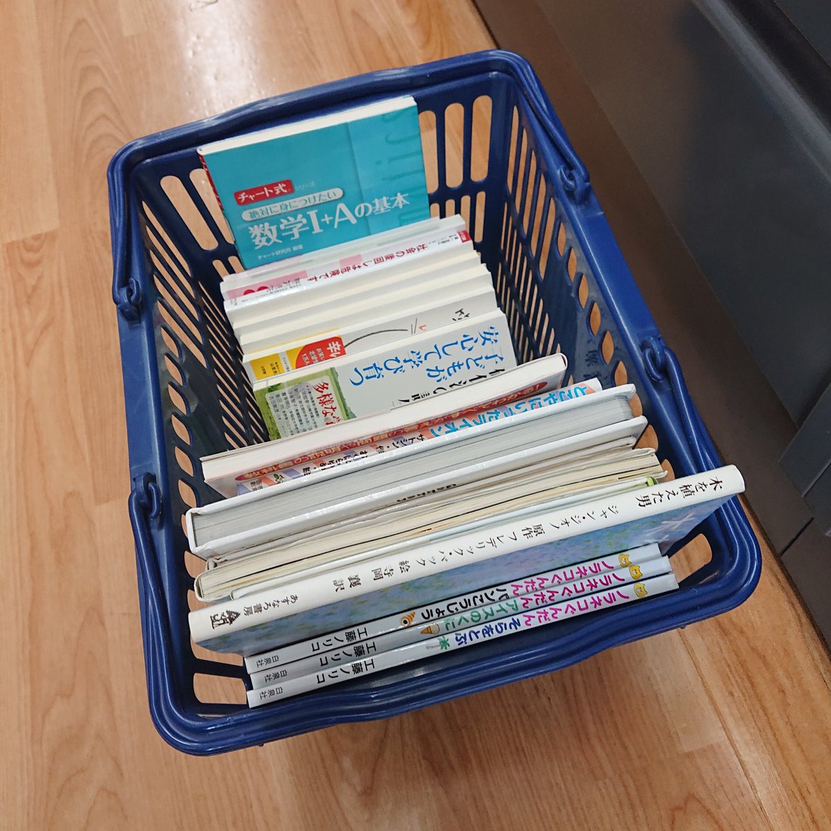 chobin_hon's tweet image. 緊急事態宣言のお陰で
またもや本業が全休に
なってしまいました

休業補償は出るけど
それだけでは到底足りない

だから今日も仕入れ
しに来ました😏

単行本が渋かったので
絵本を見ると
状態良くて210→1000円の
ものもそこそこ取れました

仕入れに行くと
次の一手が見えてきます
😁