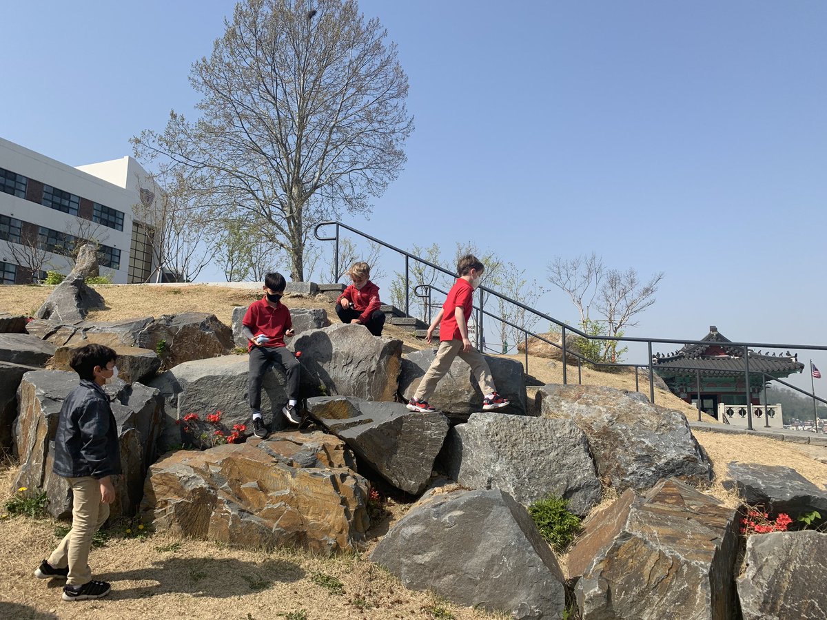 A gorgeous day to be playing outside. ☀️☁️ Children develop so many skills through play! #thepowerofplay @SFS1912 #sfs_creativeexcellence