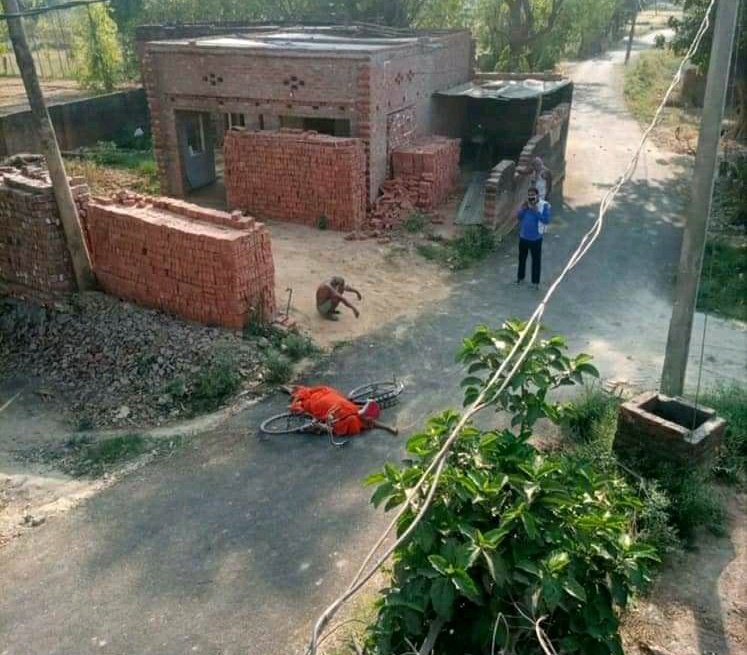 rajnikantsinghr's tweet image. जौनपुर :इंसानियत हुई शर्मसार
कोरोना के डर से गांववालों नें मड़ीयाहुं कोतवाली के अम्बरपुर गांव निवासी तिलकधारीजी की पत्नी की नहीं करने दिया अंतिम संस्कार।पत्नी के शव को साइकिल पर लेकर घूमता रहा बुजुर्ग।
अंत में पुलिस ने की मदद।
इंसान से ज्यादा डरावना कुछ नहीं।