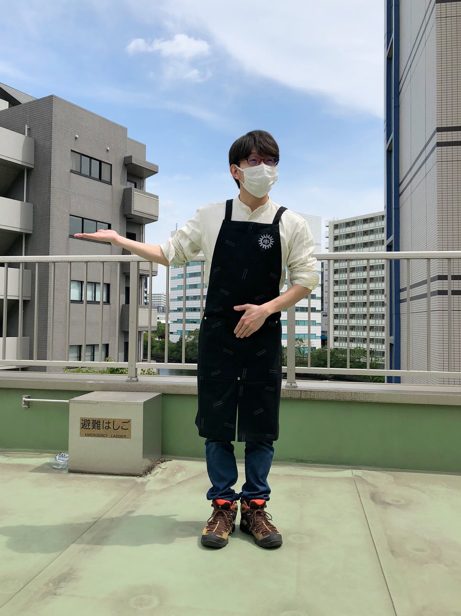 Setマネージャー 湊 本日 豊永利行の誕生日 っ 沢山のお祝いメッセージありがとうございます っ 37歳になった 豊永利行を っ 事務所の屋上でパチリ 豊永live表裏一体 グッズのエプロン 豊永も着けてみた っ 身長162cm 喫茶店の