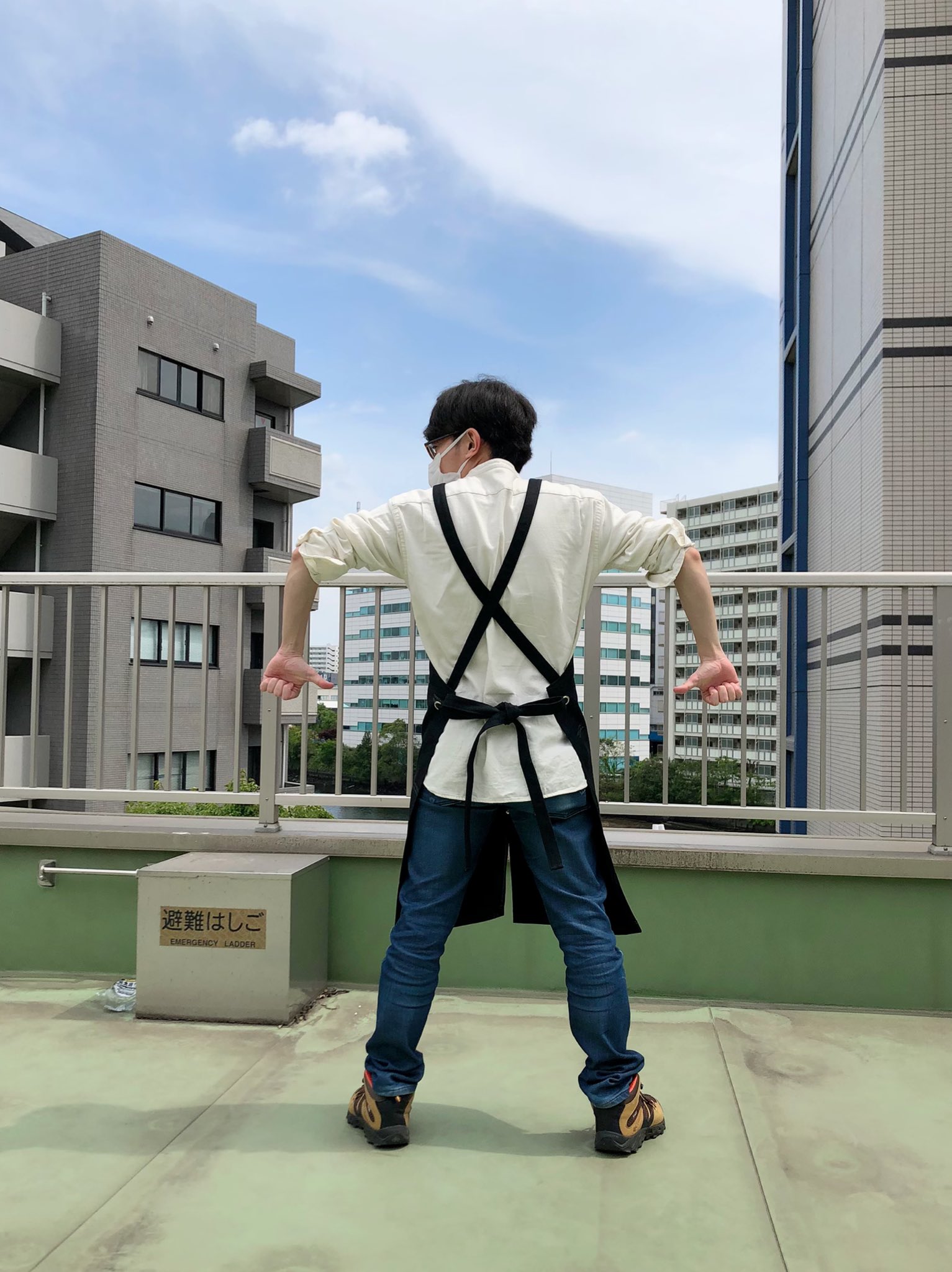 Setマネージャー 湊 本日 豊永利行の誕生日 っ 沢山のお祝いメッセージありがとうございます っ 37歳になった 豊永利行を っ 事務所の屋上でパチリ 豊永live表裏一体 グッズのエプロン 豊永も着けてみた っ 身長162cm 喫茶店の