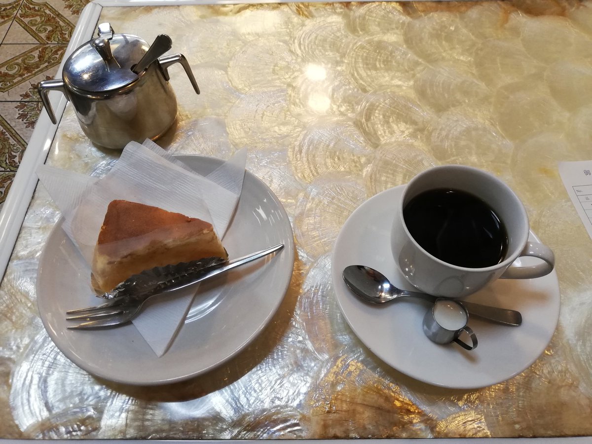 喫茶店の床と、かわいい飾りガラス(？)と、しっとりしたチーズケーキ☕
道路のアスファルトも、ところどころこういう柄になればいいのに🙄
#今日の乙女散歩