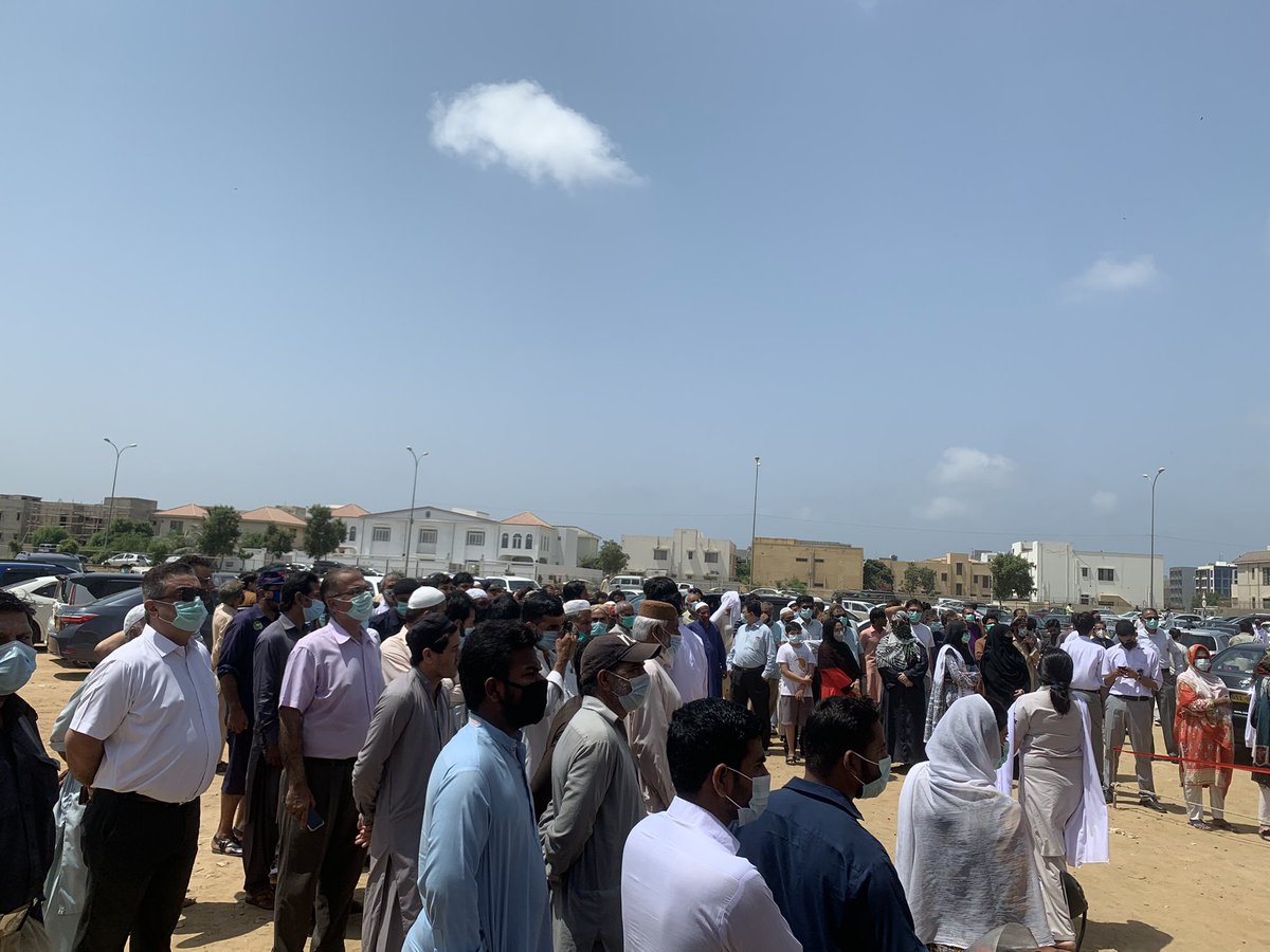 Aashirwajahat1's tweet photo. Outside an A2 Examination centre today in Karachi. Why can’t this Egoistic Government Just cancel all exams and go for TAG’S! Bachay O level ke houn ya A2 ke covid sub ko ho sakta hai. An alternative option is necessary! @Shafqat_Mahmood #CancelAllExams https://t.co/h5KodmwUqn
