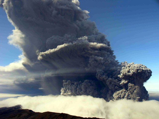 Une éruption volcanique en 43 avant JC peut avoir contribué à la chute de la République romaine. Le Vésuve ou l’Etna ? Non.C’est le volcan Okmok, qui à cette époque a provoqué les anomalies météorologiques en Méditerranée. La surprise ? Ce volcan se trouve en Alaska. #thread