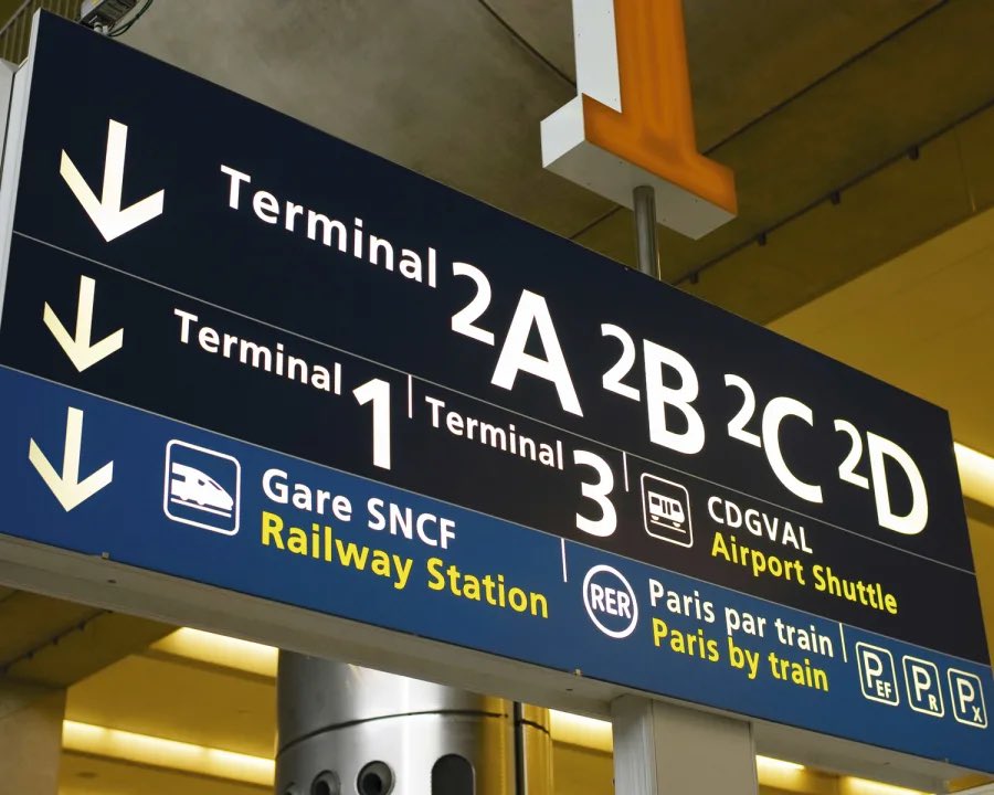 D’où vient la signalétique d’un  #aéroport?En 1970 le Suisse Adrian Frutiger a créé la police (typo)  #Roissy pour l’aéroport de Paris  #CDG« L’important c’était d’avoir un caractère absolument pur, nu, dénué de toute fioriture artistique»| via  @enRoutemag  #AVGeek  #PaxEx