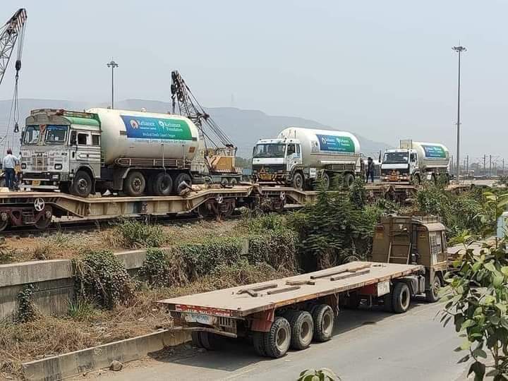 Ensudhir1's tweet image. कुछ लोगों का दिल ❤️ इतना बड़ा होता है कि गाली खा कर भी जनता की मदद करने आ जाते है।
 #Ambani