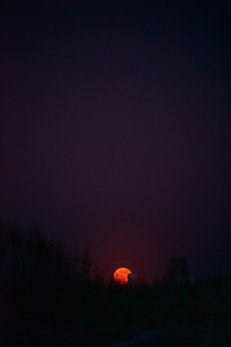 Uitklapfoto van de opkomst van de #bloedmaann gisteravond.