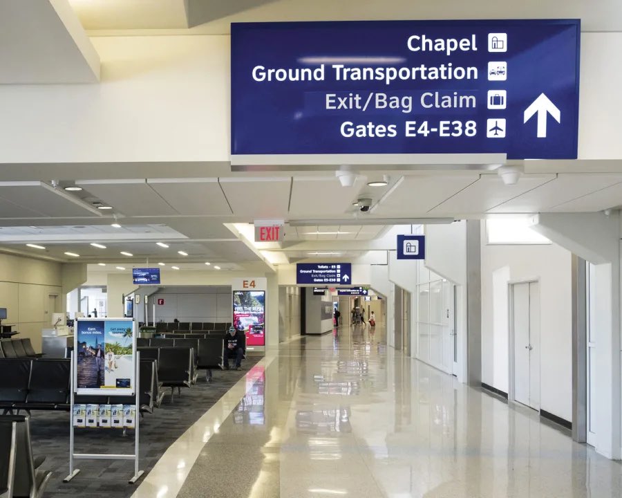 L’autre grande typo c’est la  #Clearview, destinée au départ à améliorer la lisibilité des panneaux d’autoroute.On la trouve par exemple à l’aéroport de  #Dallas FortWorth  #DFW