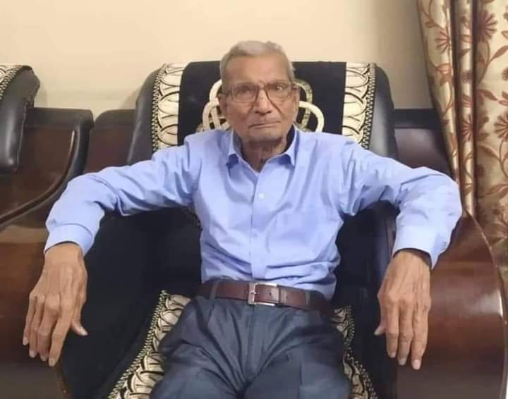 Gen_VKSingh's tweet photo. अस्पताल मे एक 40 वर्षीय युवती के पति को बेड नहीं मिल रहा था। एक बुजुर्ग ने डॉक्टर को पास बुलाया और कहा,  "मैंने तो अपना जीवन जी लिया है। मुझसे अधिक इस बेड की आवश्यकता उस परिवार को है।"
ये बुजुर्ग थे 85 वर्षीय RSS स्वयंसेवक काका नारायण डाभाधकर, जिनका 3 दिन बाद निधन हो गया। https://t.co/8XfrVtSDVN