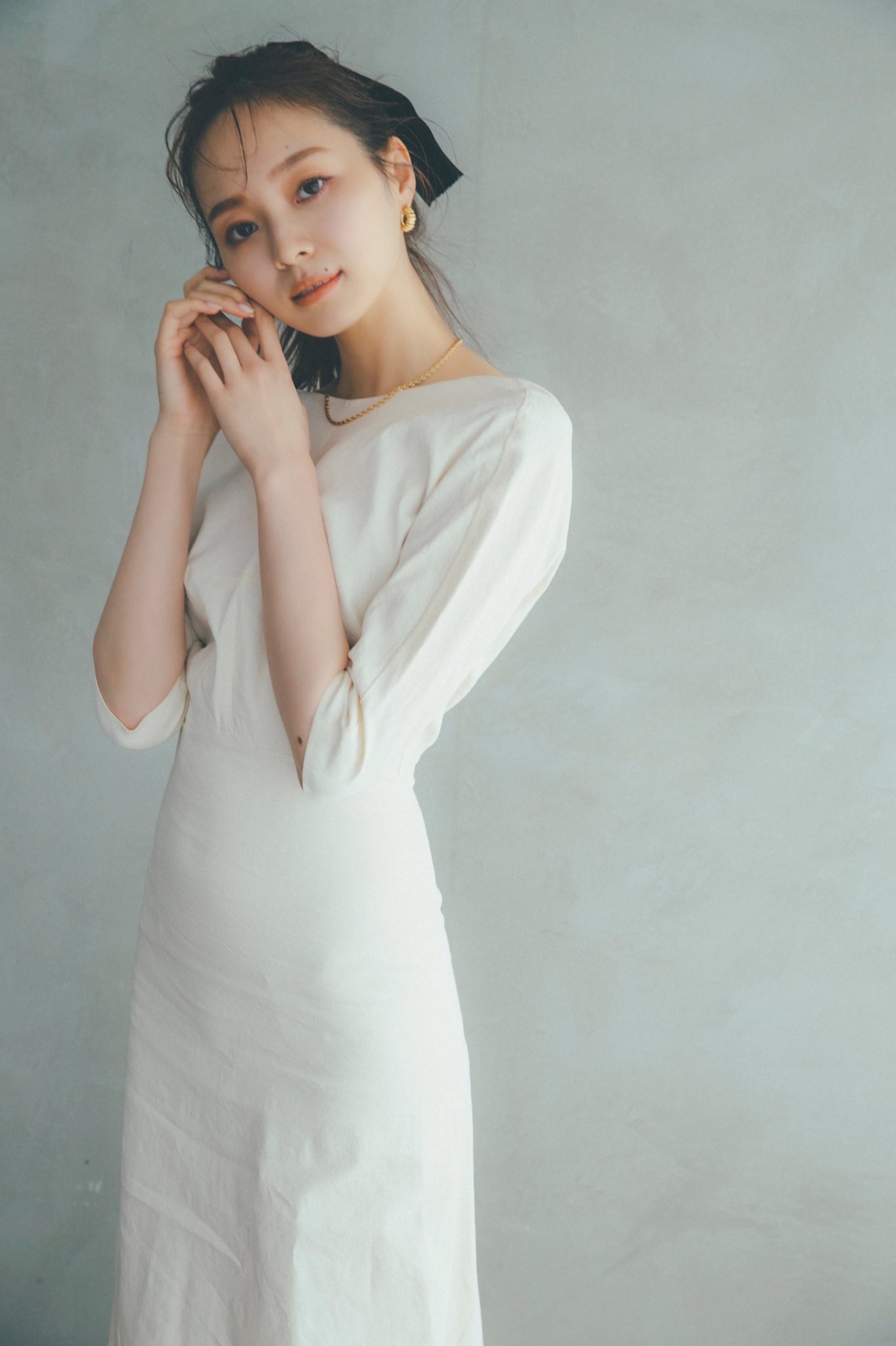 全店販売中 梅澤美波 アザーカット写真集 梅の近く