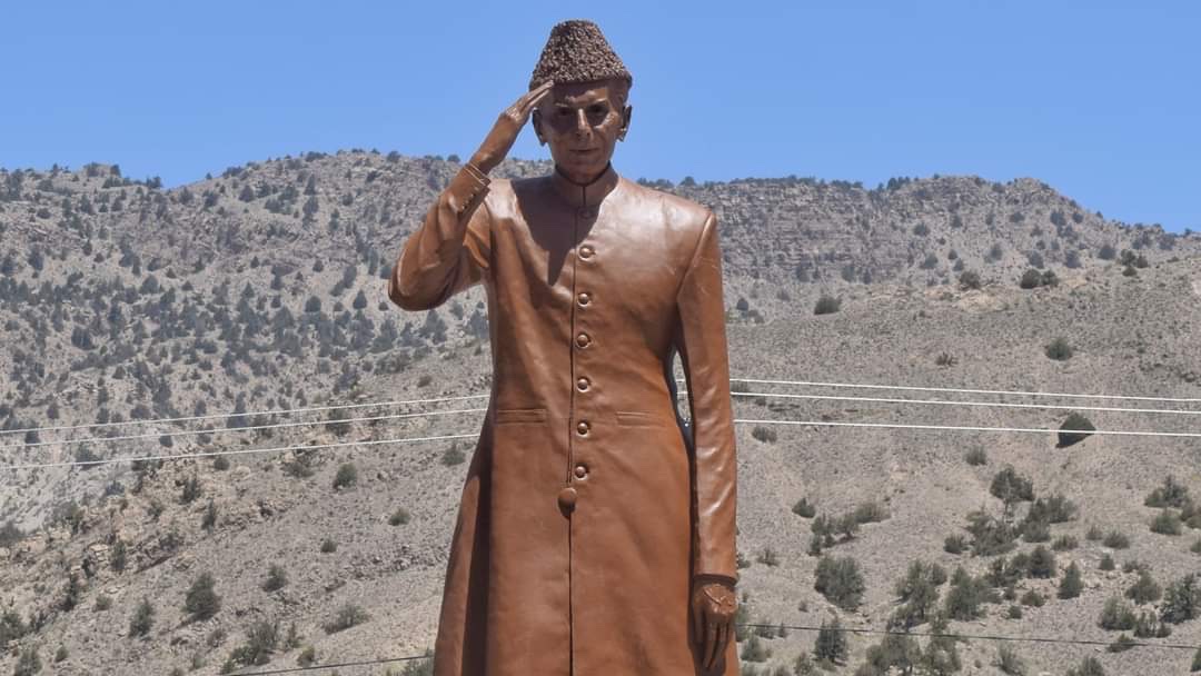 Fakeero Solanki Meghwar, a Hindu artist from #TandoAllahyar, sculpted another masterpiece. The 20x7 sculpture of Muhammad Ali Jinnah - the founder of Pakistan - is now fixed at his residence in Balochistan’s Ziarat hill station where Jinnah spent the last days of his life.