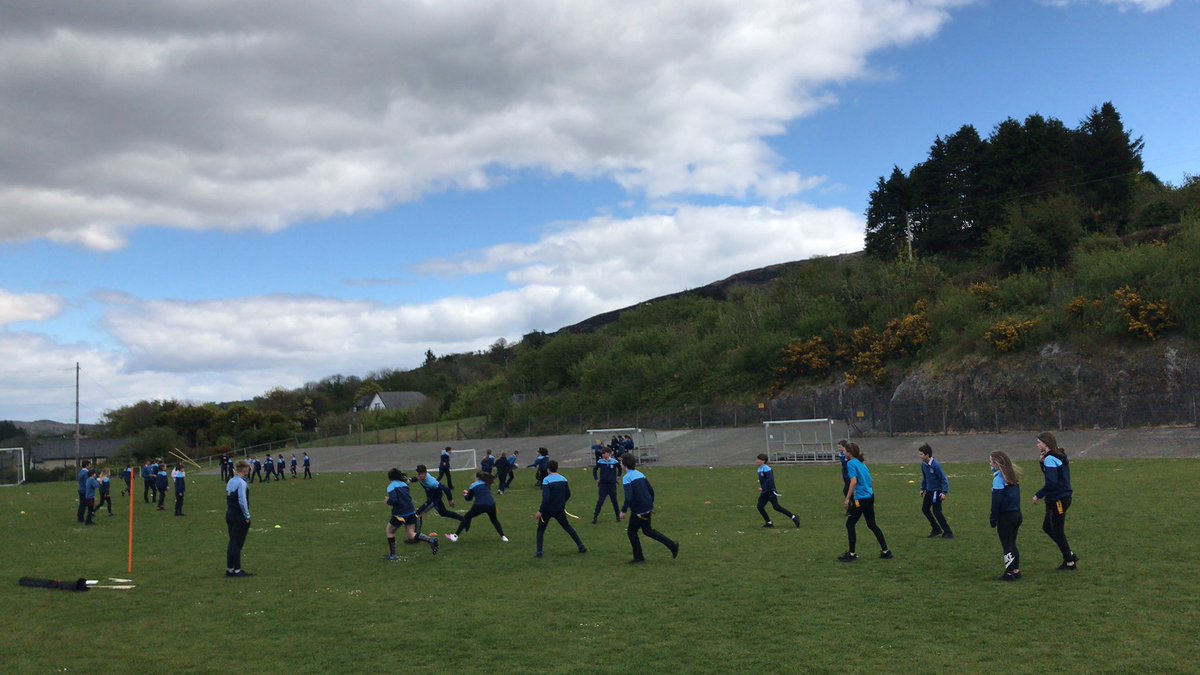 Colaiste Pobail Bheanntrai having a 1st year Tag rugby blitz over 100 players @Munsterrugby @IrishRugby #aldiPlayRugby #Wellbeing #fun #laughteristhebestmedicine @PeterCawley6 @Bantry_Rugby @Aldi_Ireland