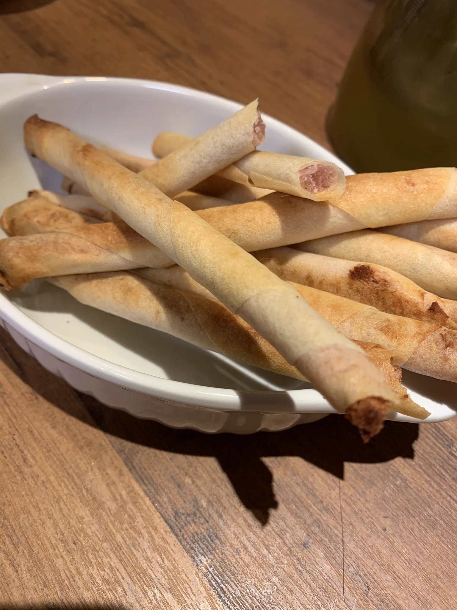 やめた方がいい。止まらなくなるから。バター塗った春巻きの皮で あんこを巻いて、200℃のオーブンで10分焼くの。