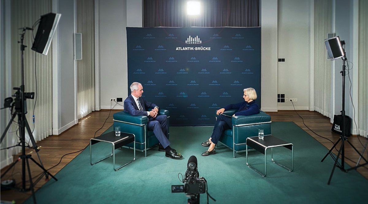"Viele Vorhaben Bidens zielen darauf, der amerikanischen Bevölkerung zu zeigen: Wir engagieren uns weiterhin in der Welt, aber ihr kommt dabei nicht zu kurz." Zu #100daysofbiden hat @HoffmannSpiegel <a href="/derspiegel/">DER SPIEGEL</a> den US-Experten Michael Werz <a href="/cap/">Cap</a> interviewt.
youtube.com/watch?v=UUYYiO…