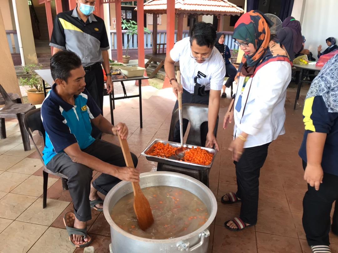 JKR Seb Perai (S) (@jkr_spselatan) on Twitter photo Pengisian dan pengimarahan bulan Ramadhan dengan Program Bubur Lambuk anjuran Kelab Sukan dan Rekreasi JKR SPS. 16 Ramadhan 1442H.“Bersama meraih keberkatan Ramadhan” <a href="/JKRPulauPinang/">JKR Pulau Pinang</a> <a href="/rodzi_hasan/">Ir. Rodzi Hasan</a> @irbalajkr Pengisian dan pengimarahan bulan Ramadhan dengan Program Bubur Lambuk anjuran Kelab Sukan dan Rekreasi JKR SPS. 16 Ramadhan 1442H.“Bersama meraih keberkatan Ramadhan” <a href="/JKRPulauPinang/">JKR Pulau Pinang</a> <a href="/rodzi_hasan/">Ir. Rodzi Hasan</a> @irbalajkr
