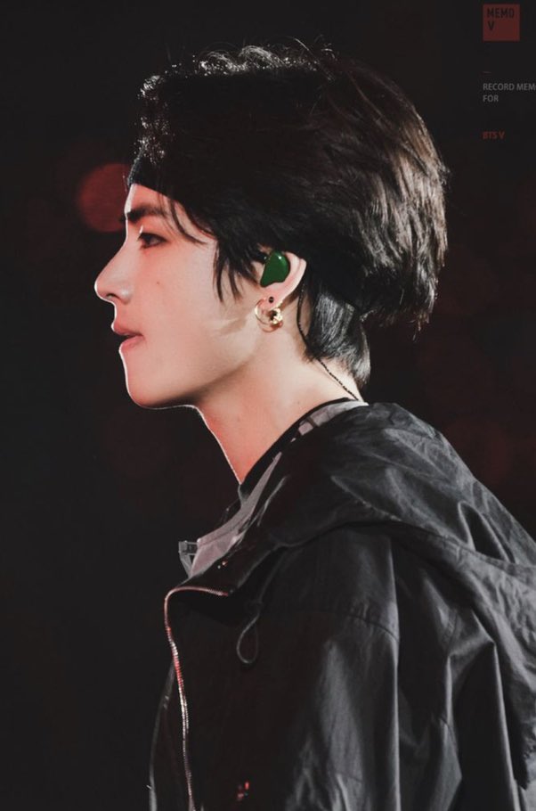 Kim Taehyungs side profile: that’s it.