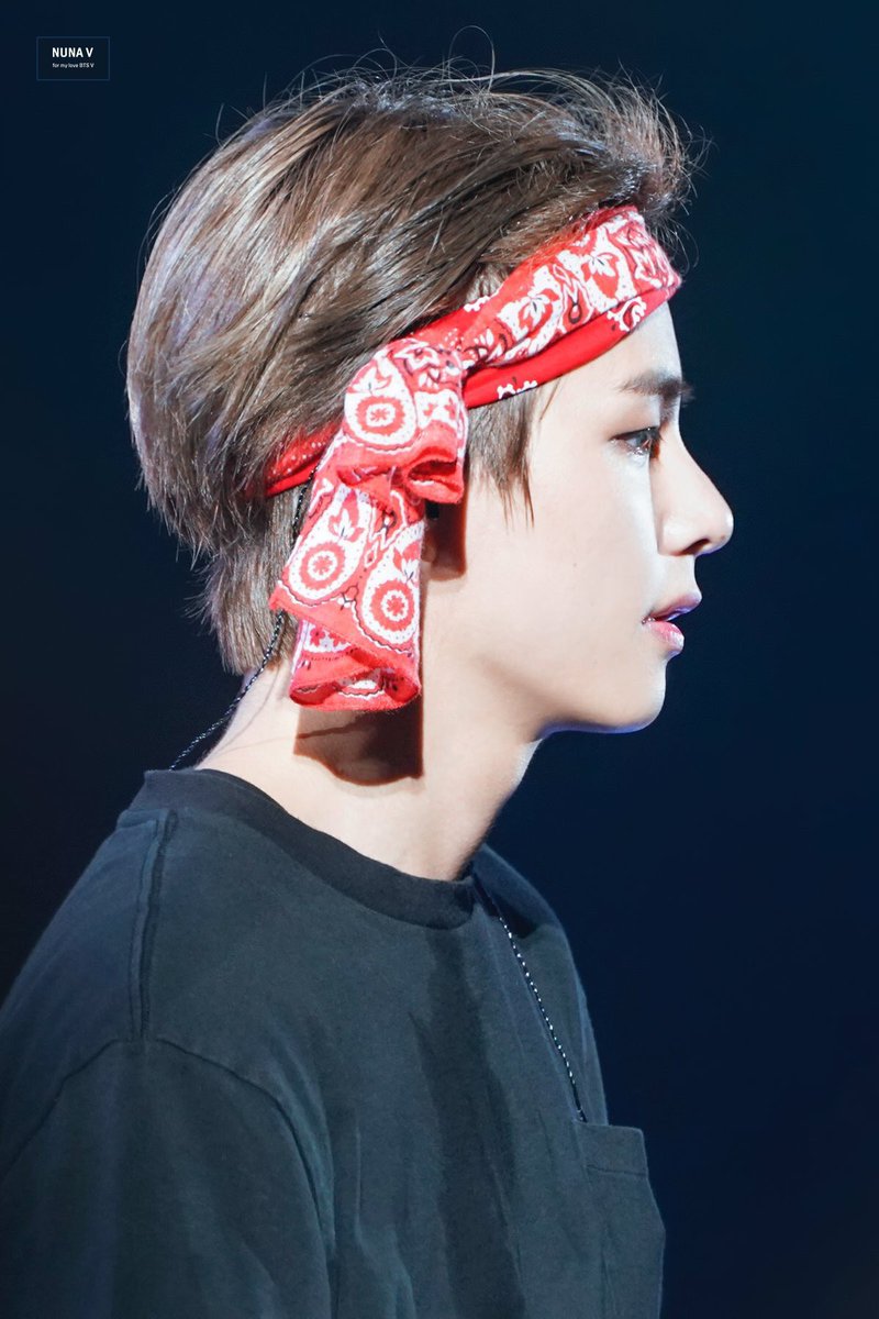 Kim Taehyungs side profile: that’s it.