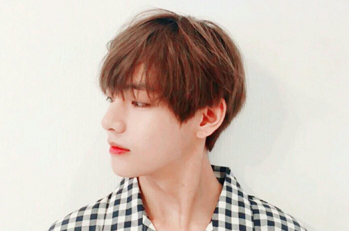 Kim Taehyungs side profile: that’s it.