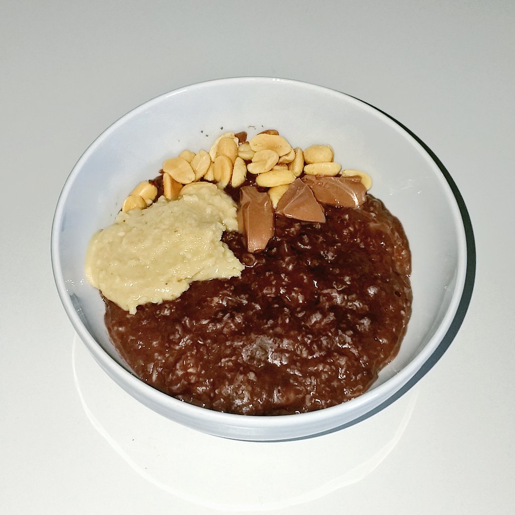_whateveruneed's tweet photo. Owsianka z bananem, kakao, czekoladą, orzeszkami i pastą sezamową, na lepszy początek dnia 🥰 około 400 kcal ❤ #fitkwiecien https://t.co/MTbqvIMbCu