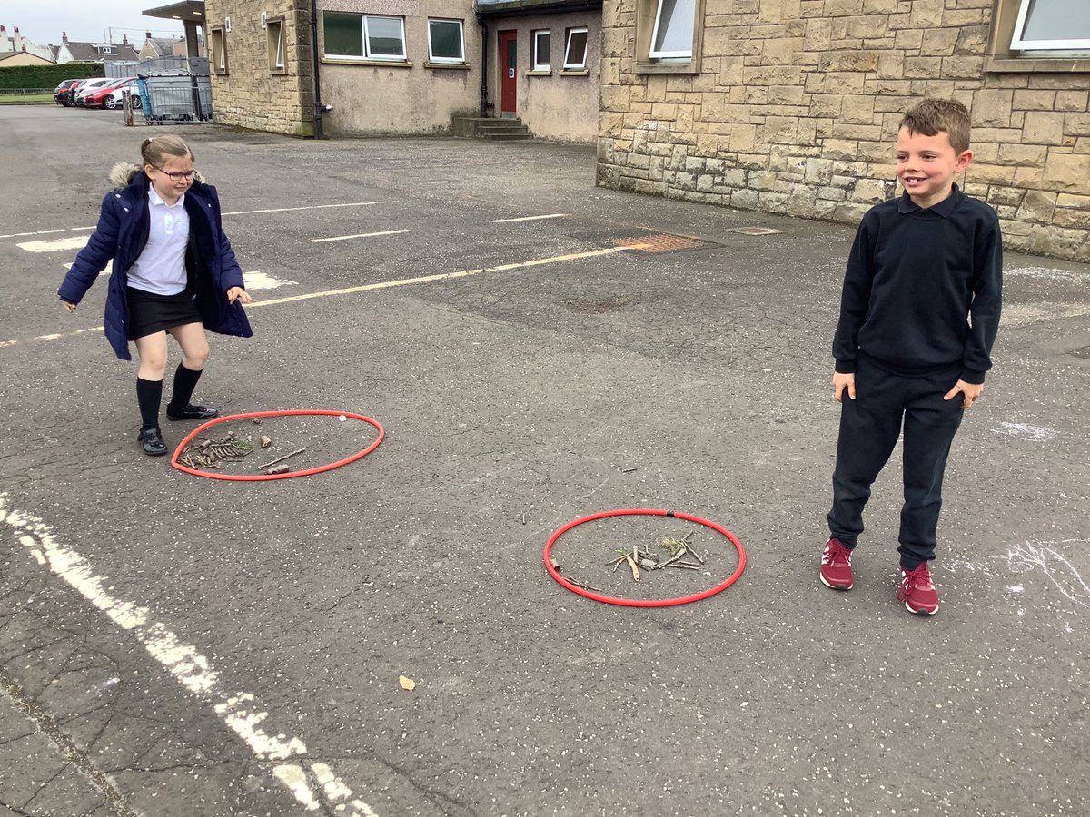 MissShortall's tweet photo. P3B have had a wonderful start to the week with lots of active learning! We’ve been painting our spelling words with cotton buds, playing our usual roll and spell game, and using hula hoops to find halves. Lots of hard work to be proud of! 🥳 https://t.co/idKzRmPn8n
