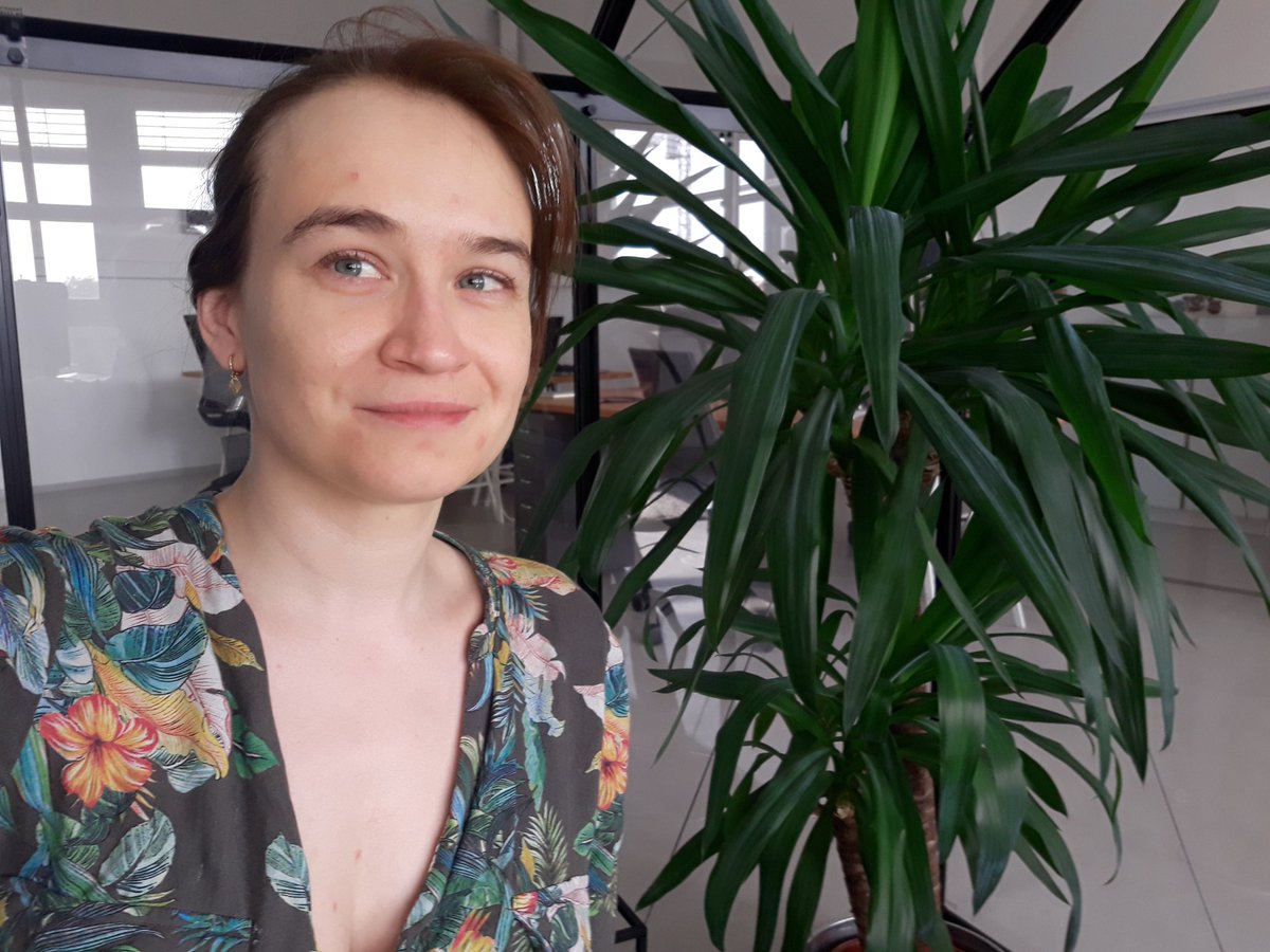 Wenn schon remote, dann wenigstens das grüne Feeling des #CampQ21 anders fühlen: Heute #liveblogge ich für <a href="/storytile/">storytile</a> in unserem Büro-Gewächshaus, natürlich stilecht im Blumenkleid