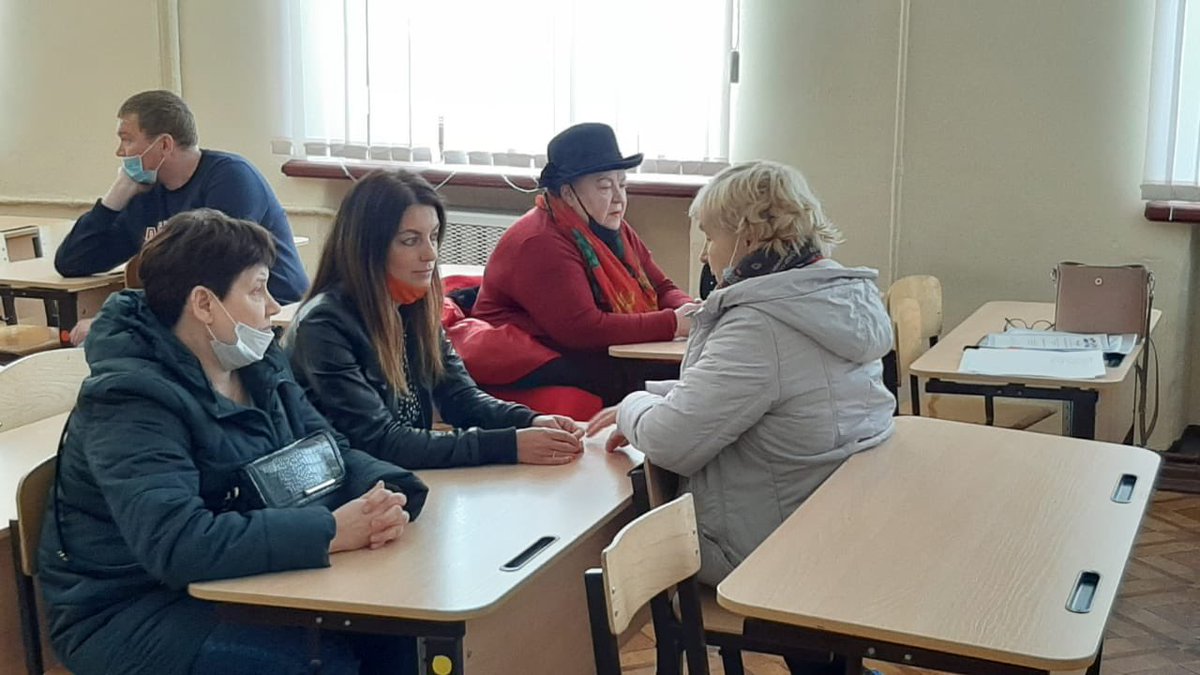dvorcova_og's tweet photo. На также собрании обсудили с жителями накопившиеся вопросы. В основном они касаются сферы ЖКХ, но и по традиции каждую весну жители подают заявки на завоз грунта во двор, обеспечения саженцами деревьев и рассадой. В завершении встречи активных жителей отметили благ.письмами. https://t.co/nS7HC3Ernp