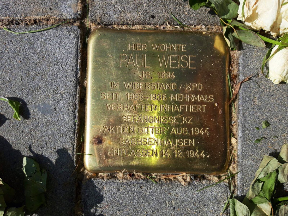 Sehr traurig! Der #Stolperstein in #Geithain wurde offenbar direkt nach der Verlegung zerkratzt+anscheinend eine Zigarette auf ihm ausgedrückt. Die Jugendlichen von @stolperstein.pauli wollen gemeinsam mit @fjm_landkreisleipzig den Stein reinigen👌🏼#ErichZeignerHaus @DiePolierer