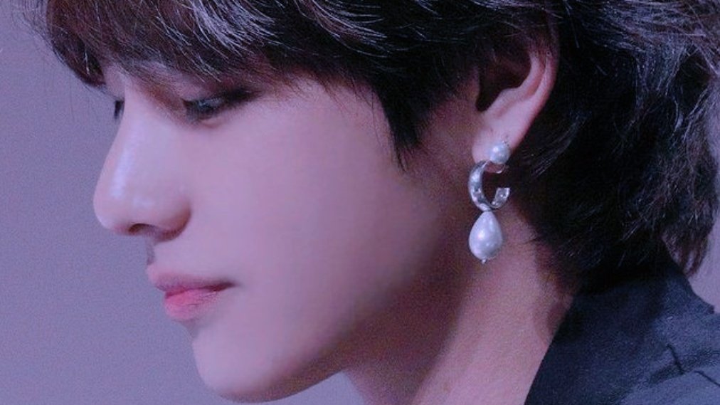 1,942. pretty earrings on the prettiest side profile ✼ #뷔. 