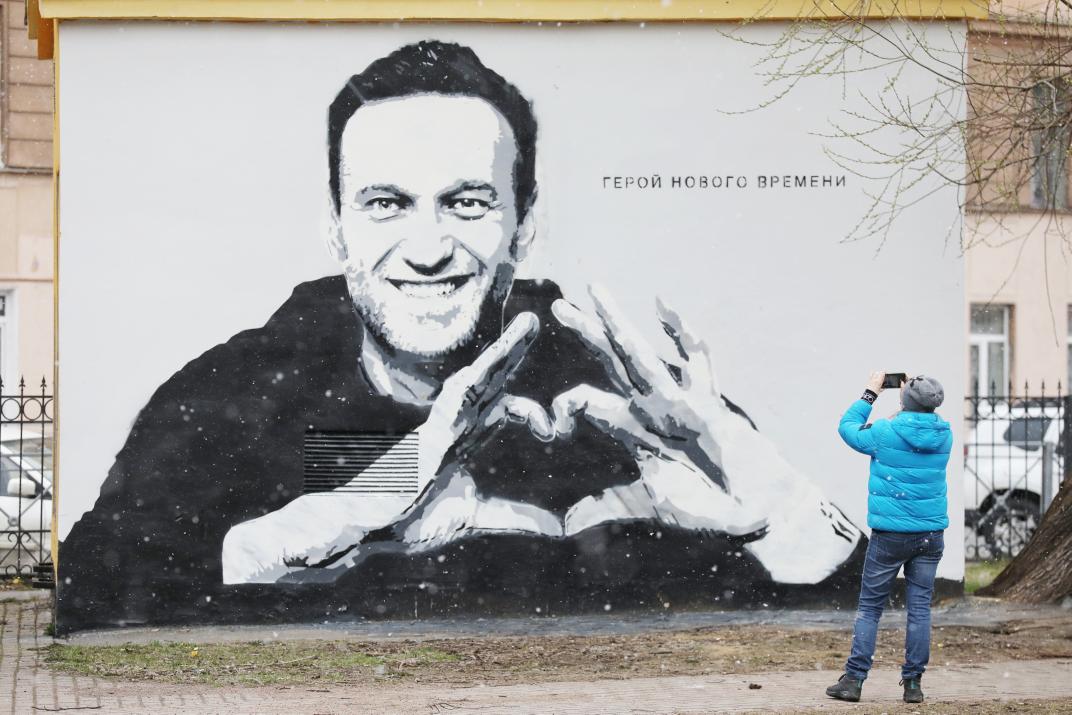 MoscowTimes's tweet photo. A mural showing jailed Kremlin critic Alexei Navalny with the words "Hero of the new times" appeared in St. Petersburg’s Pushkarskiy Garden early Wednesday. Hours later, local authorities covered the work up with yellow paint. 

Photo credit: @merr1k https://t.co/3sYo15YRk5