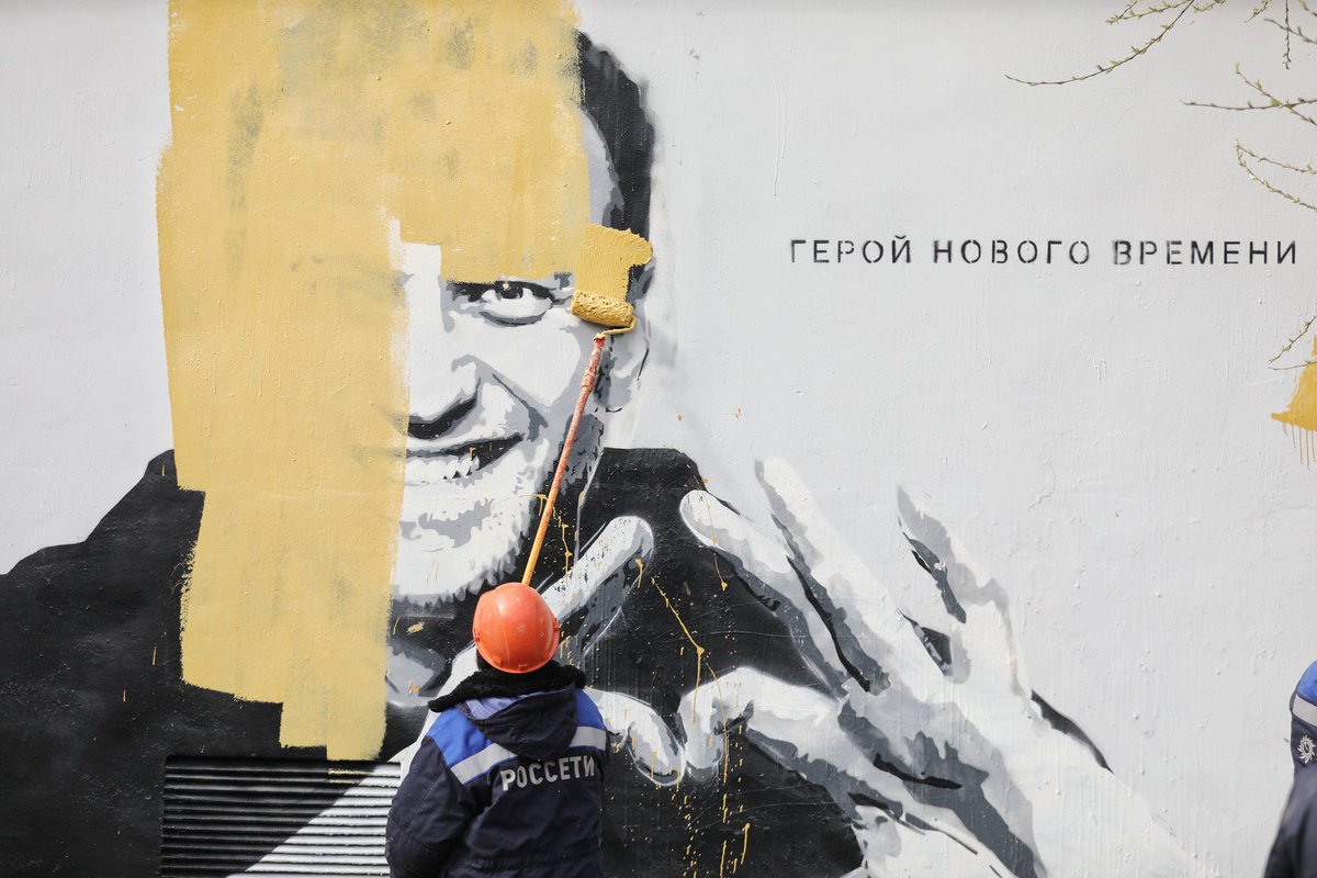 MoscowTimes's tweet photo. A mural showing jailed Kremlin critic Alexei Navalny with the words "Hero of the new times" appeared in St. Petersburg’s Pushkarskiy Garden early Wednesday. Hours later, local authorities covered the work up with yellow paint. 

Photo credit: @merr1k https://t.co/3sYo15YRk5