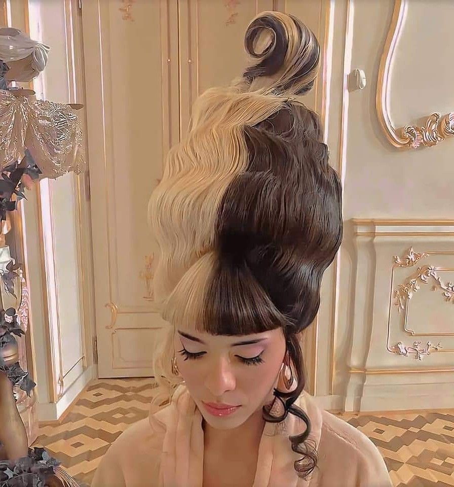 HAPPY BIRTHDAY MELANIE MARTINEZ!  