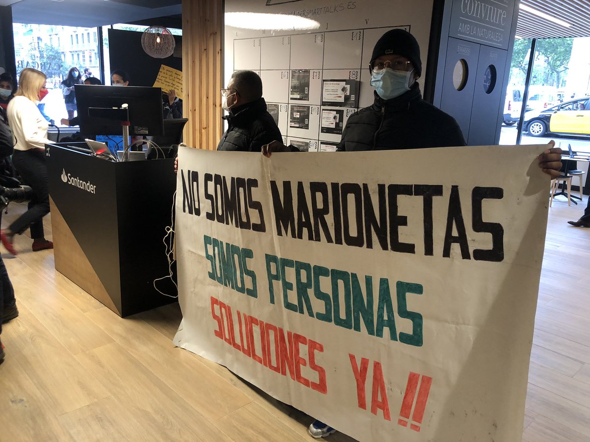 Hoy la <a href="/pah_bcn/">PAH Barcelona</a> decimos ¡BASTA! al <a href="/santander_es/">Santander España</a> <a href="/bancosantander/">Santander</a>. Las familias de Asia y Fernanda llevan más de 7 años reclamando soluciones reales para poder seguir adelante en sus casas, ¿Hasta cuando? #PAHvsSantander #LibresDeBuitres